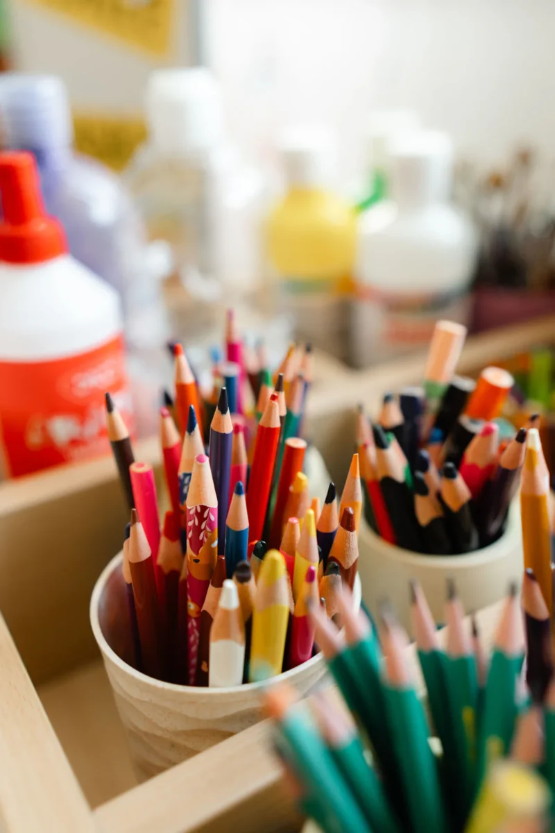 Pahare cu creioane colorate și pensule, în centrul Arte de la Grădinița Amicus Junior din Iași