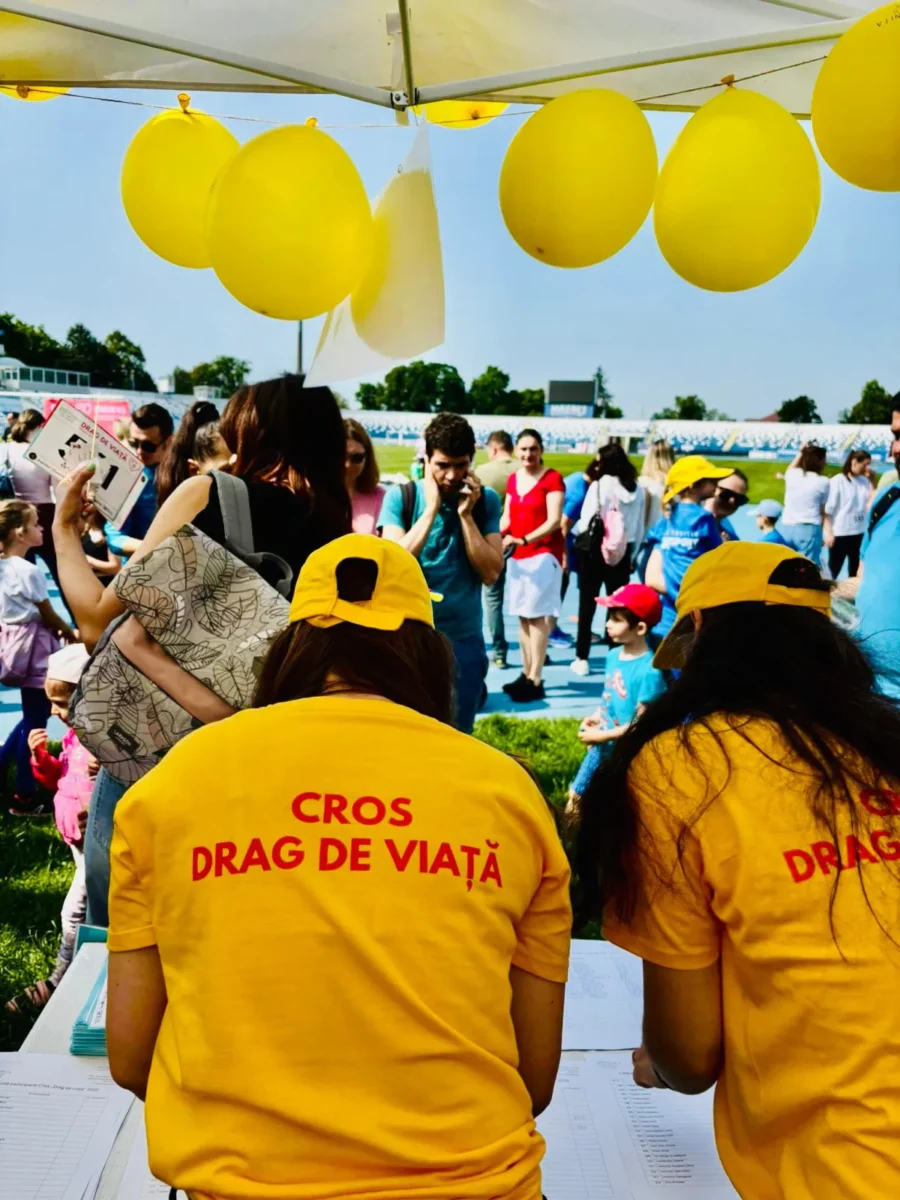 Voluntari în tricouri „Cros Drag de Viață", la startul crosului organizat de Grădinița Amicus Junior din Iași