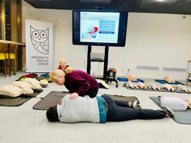 Curs practic de prim ajutor pe manechine de resuscitare, pentru echipa Grădiniței Amicus Junior din Iași