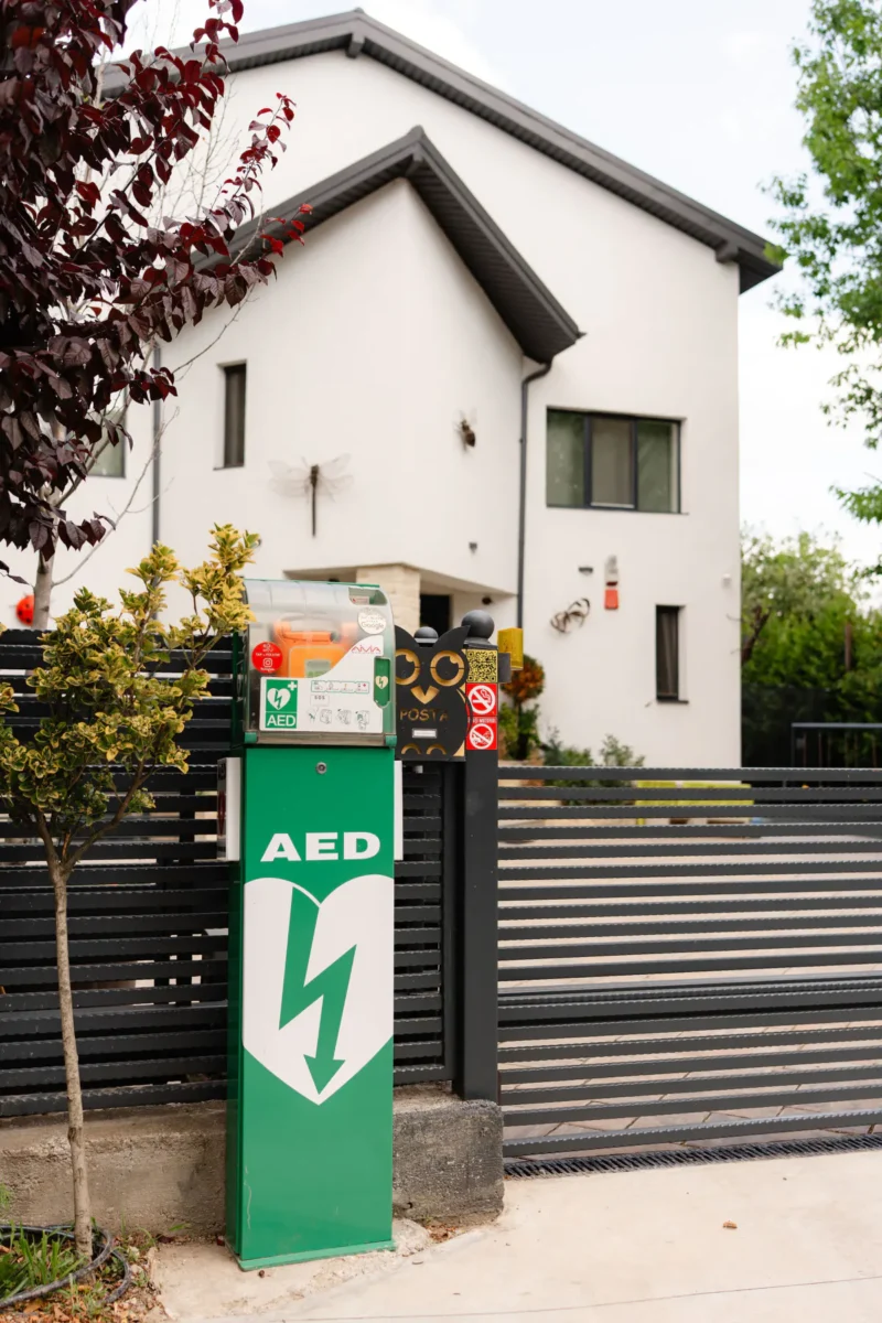 Defibrilator automat extern montat la intrarea în curtea Grădiniței Amicus Junior din Iași