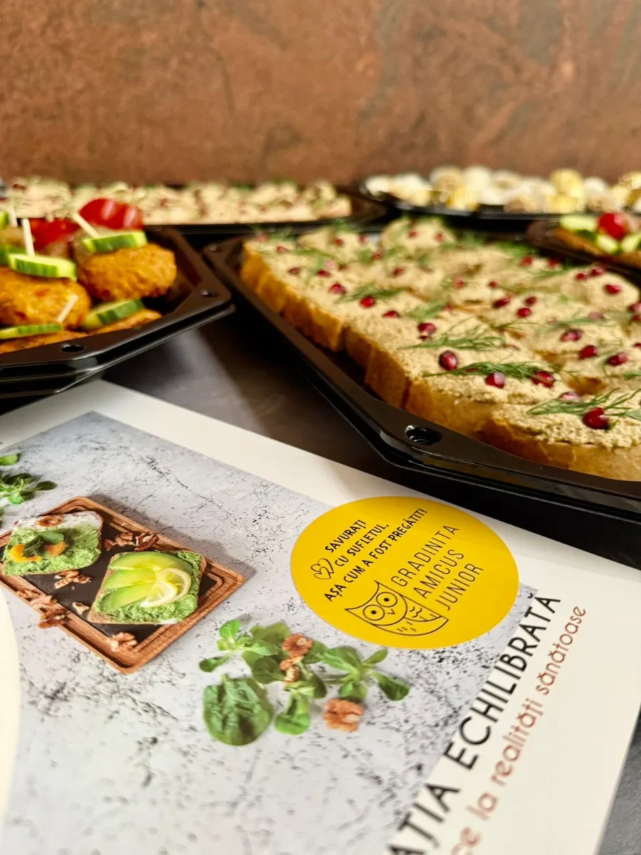 Platouri cu preparate din bucătăria proprie, alături de materialul despre alimentația echilibrată, la Grădinița Amicus Junior din Iași