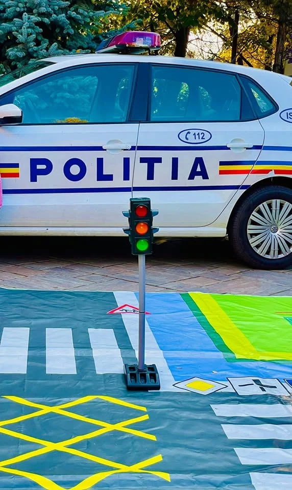 Mașină de poliție și traseu de educație rutieră în curtea Grădiniței Amicus Junior din Iași